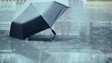 城市雨景特写高清视频的预览图